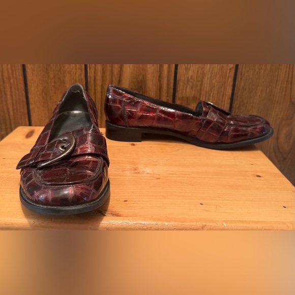 Woman STUART WEITZMAN burgundy Croc Embossed Patent Leather...